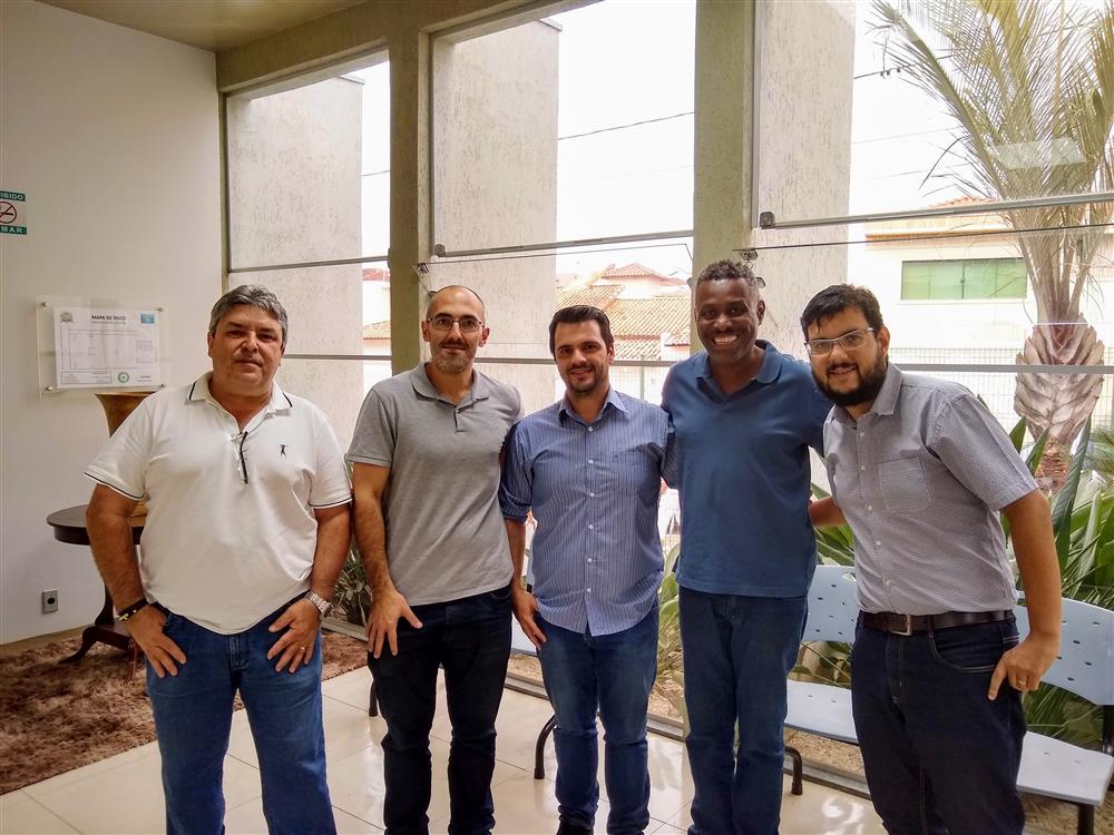 Da esquerda para direita: Antônio Henrique (servidor da Prefeitura), Rodrigo Benettão (servidor do Arquivo público do Estado de São Paulo), Roberto Leite (servidor da Câmara), Luiz Carlos da Silva, Presidente da Câmara e Hugo Garcia (servidor da Prefeitura).